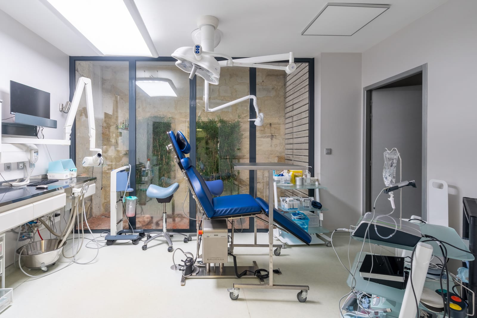 Salle de soins équipée, où sont menées les interventions sous sédation